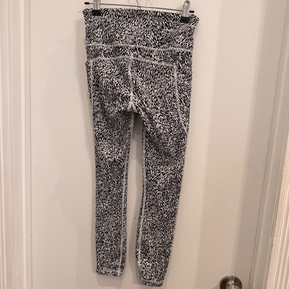 Athleta Ultimate Stash II Textured 7/8 Tight‎ XS Black White Printed Leggings - Picture 3 of 4